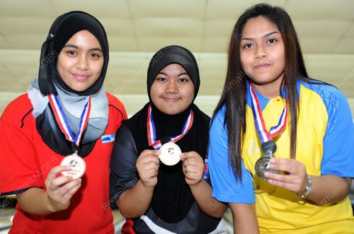 KL42_13032012_BOWLING