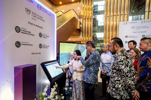 DATUK SERI DR DZULKEFLY AHMAD