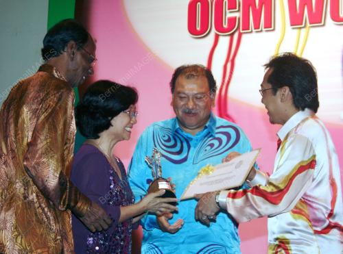 ANUGERAH PERKONGSIAN WANITA DAN SUKAN MOM
