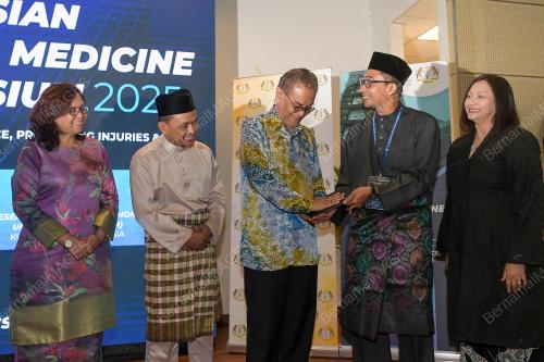 DATUK SERI DR DZULKEFLY AHMAD