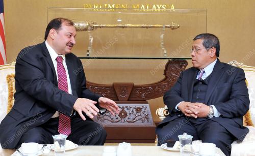 KL42_19112013_PANDIKAR_AMIN