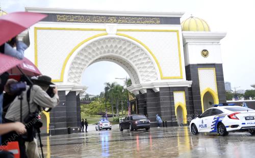 KENDERAAN MEMASUKI PERKARANGAN ISTANA