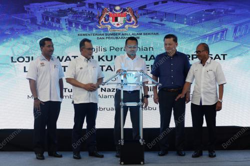 NIK NAZMI NIK AMHAD