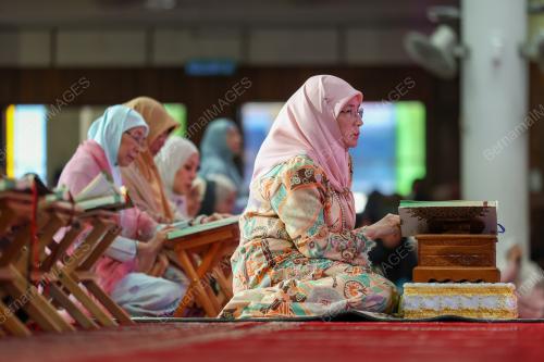 TUNKU AZIZAH AMINAH MAIMUNAH ISKANDARIAH