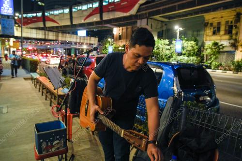 PEMUZIK JALANAN DIBENARKAN MEMBUAT PERSEMBAHAN