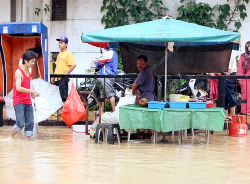 PENIAGA GERAI BERNIAGA DALAM BANJIR