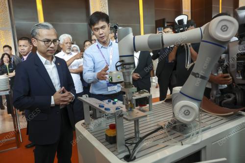 DATUK FAHMI FADZIL