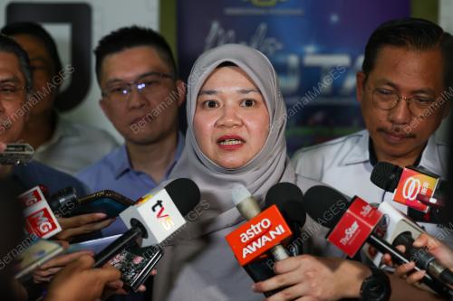FADHLINA SIDEK