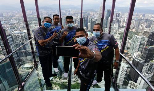 BARISAN HADAPAN DI MENARA KUALA LUMPUR