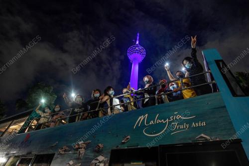 TEROKA KEINDAHAN KL WAKTU MALAM DENGAN BAS HOHO