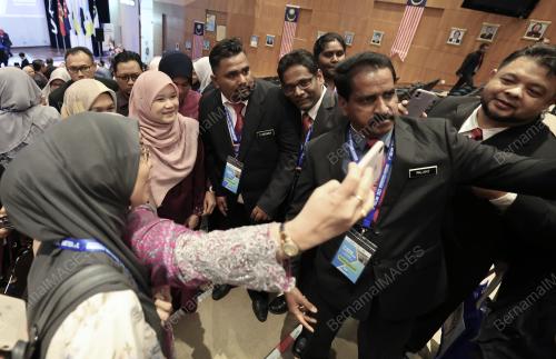 FADHLINA SIDEK