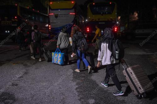 PELAJAR UNIVERSITI MALAYA PULANG KE KAMPUNG