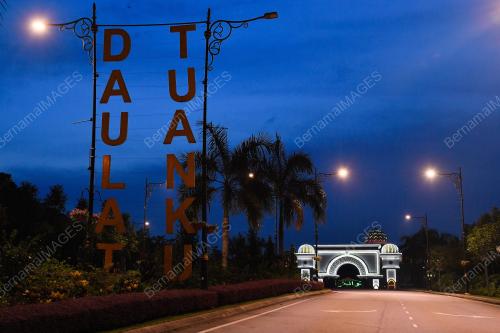 TINJAUAN HARI KUPUTERAAN RASMI YANG DI-PERTUAN AGONG