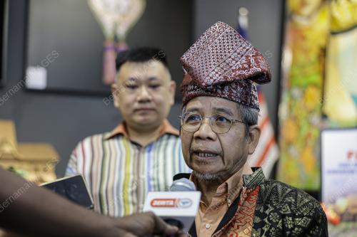 SENATOR DATUK SERI DR AWANG SERIYAN