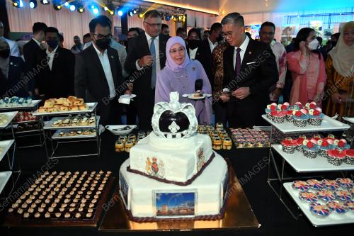 TUNKU HAJAH AZIZAH AMINAH MAIMUNAH ISKANDARIAH
