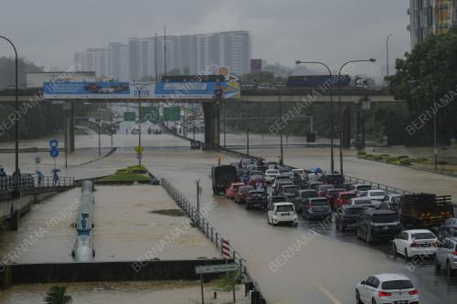TINJAUAN BANJIR DI LEBUHRAYA PERSEKUTUAN