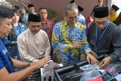 DATUK SERI DR DZULKEFLY AHMAD