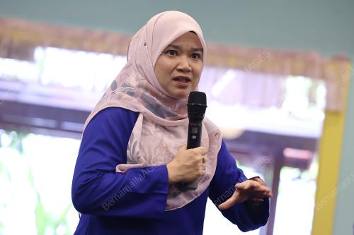 FADHLINA SIDEK