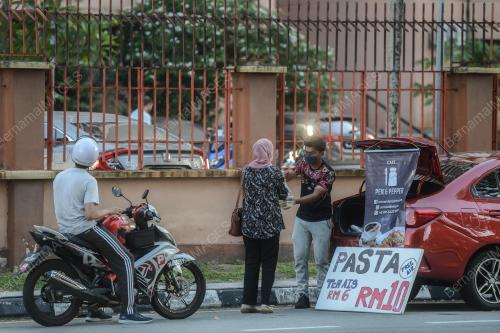 PENIAGA JALANAN MEMBUAT KELAINAN DALAM MELARISKAN MAKANAN