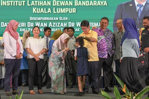 DATUK SERI DR WAN AZIZAH WAN ISMAIL