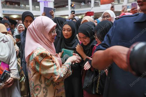 TUNKU AZIZAH AMINAH MAIMUNAH ISKANDARIAH