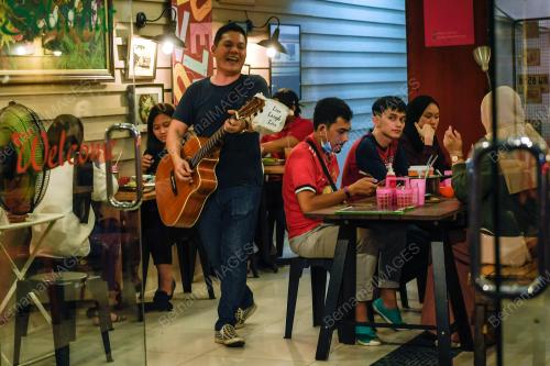 PEMUZIK JALANAN DIBENARKAN MEMBUAT PERSEMBAHAN