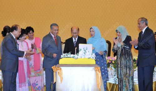 KL43_28112012_AGONG_KEK