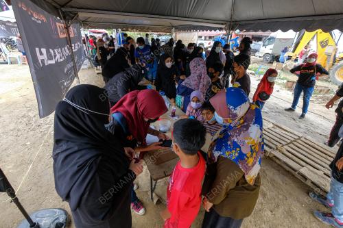 MC PLUS TUTION MENYUMBANG KELENGKAPAN SEKOLAH