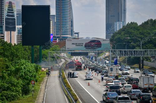 PAPAN IKLAN GERGASI TERBAKAR