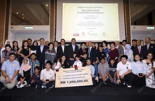 KL44_01112017_FLAGBEARER_BN201710319968