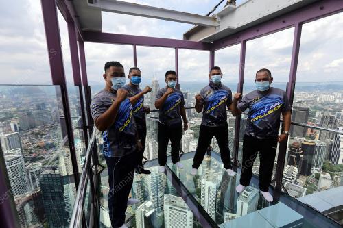 BARISAN HADAPAN DI MENARA KUALA LUMPUR