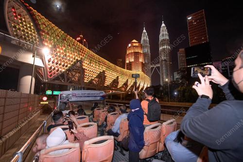 TEROKA KEINDAHAN KL WAKTU MALAM DENGAN BAS HOHO
