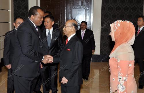 KL44_03072013_AGONG
