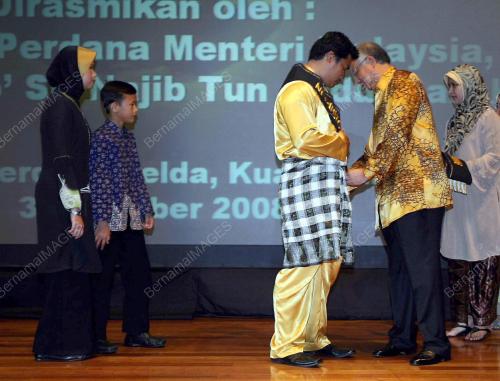 MOHD NAJIB TUN ABDUL RAZAK