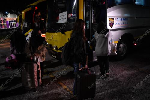PELAJAR UNIVERSITI MALAYA PULANG KE KAMPUNG