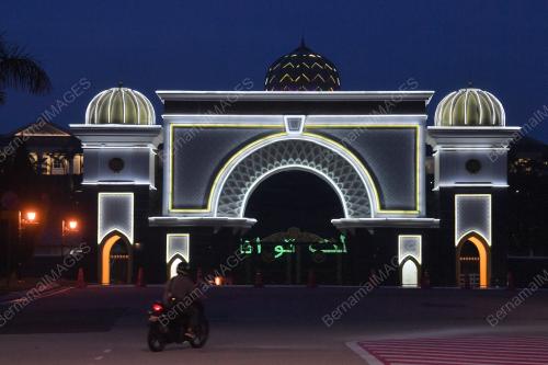 TINJAUAN HARI KUPUTERAAN RASMI YANG DI-PERTUAN AGONG