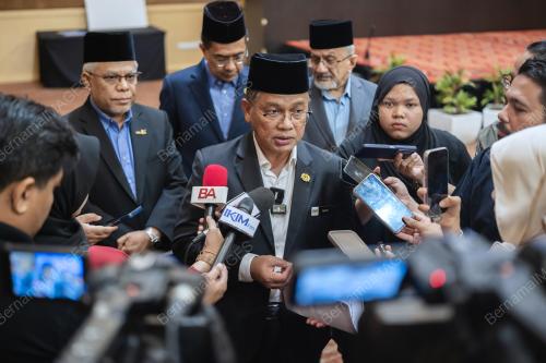 DATUK DR MOHD NAÃ•IM MOKHTAR