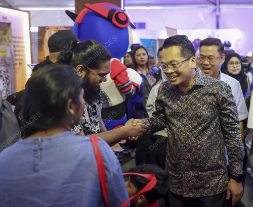 NIK NAZMI NIK AHMAD