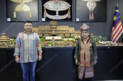 SENATOR DATUK SERI DR AWANG SERIYAN