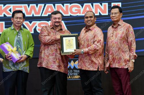 DATUK SERI AMIR HAMZAH AZIZAN