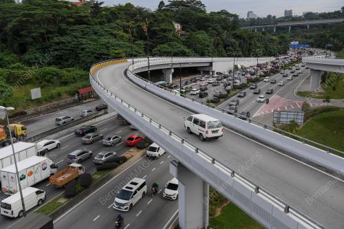 JALAN JALAN UTAMA SEKITAR KL SESAK SUSULAN PELAKSANAAN SEMULA PKP ESOK