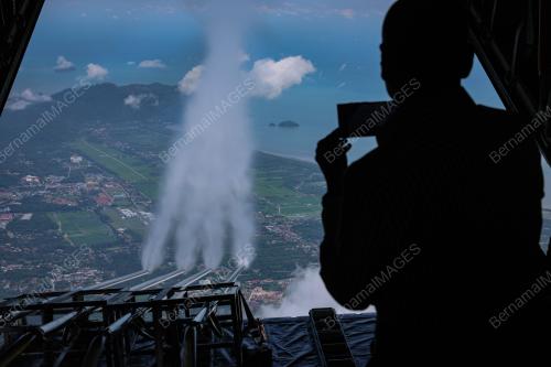 OPERASI PEMBENIHAN AWAN