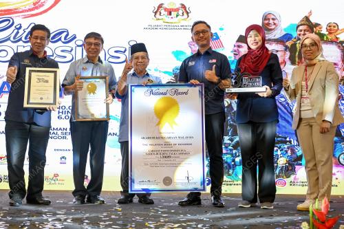 DATUK SERI DR AWANG SARIYAN