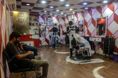 KEDAI GUNTING RAMBUT BEROPERASI