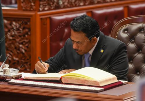 ANGKAT SUMPAH AHLI DEWAN NEGARA