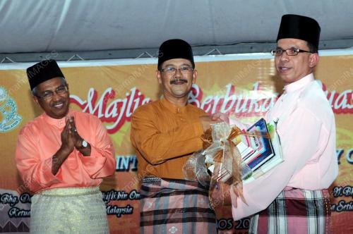 DATUK DR ROSLI MOHAMED