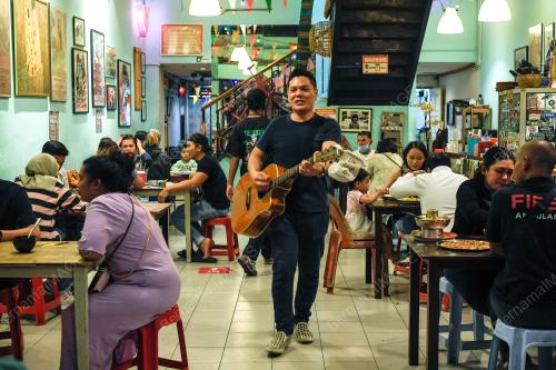 PEMUZIK JALANAN DIBENARKAN MEMBUAT PERSEMBAHAN