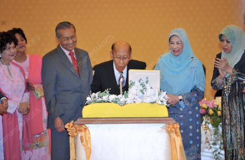 KL44_28112012_AGONG_KEK