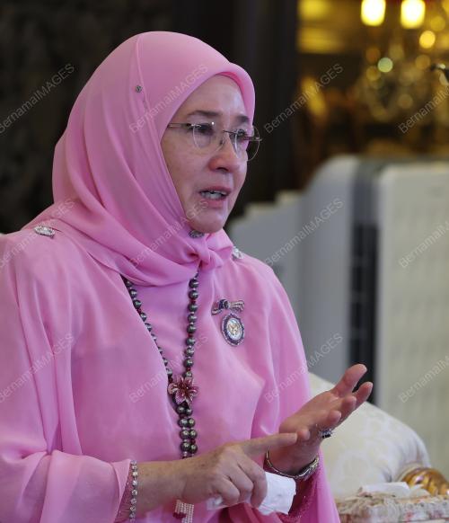 TUNKU AZIZAH AMINAH MAIMUNAH ISKANDARIAH