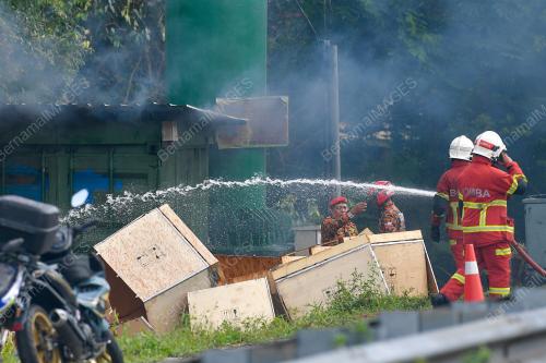 PAPAN IKLAN GERGASI TERBAKAR